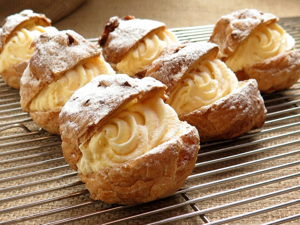 That these creampuffs look delicious is sufficient for me to eat them. 