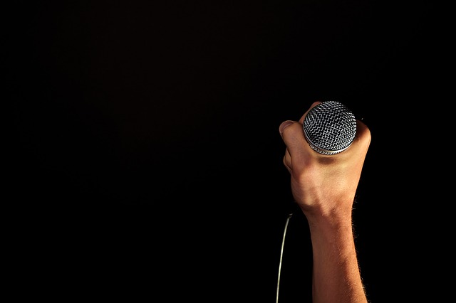 body_hand_holding_microphone