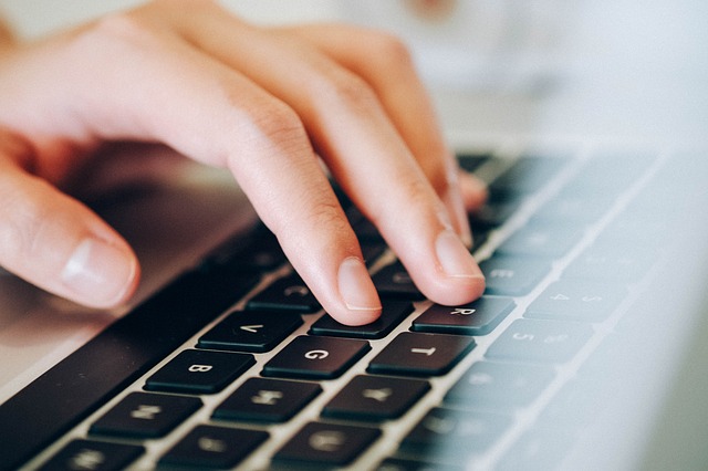 feature_laptop_keyboard_hand