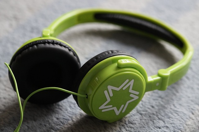 body_green_headphones