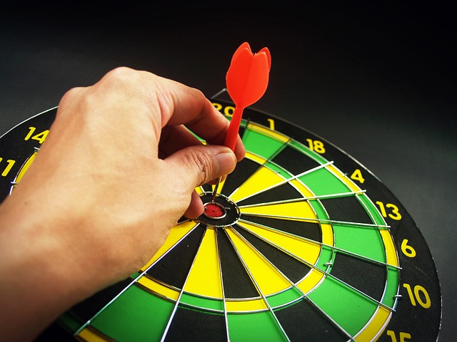 body_hand_bullseye_dartboard