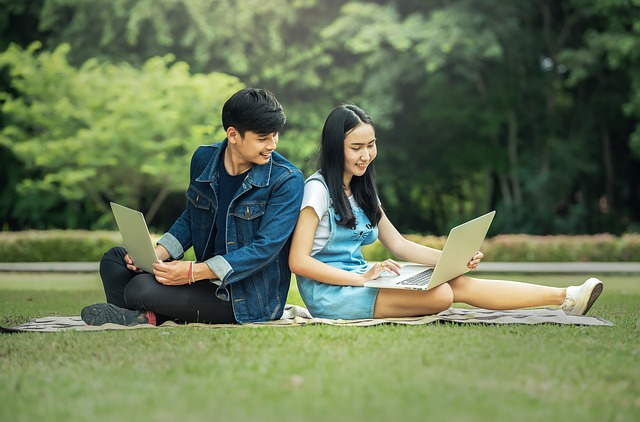 body_man_woman_sitting_campus_computer