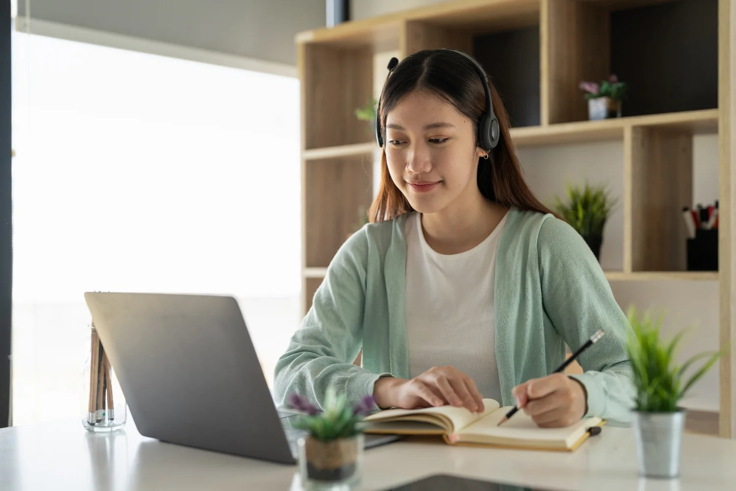 Student having one-on-one tutoring session online